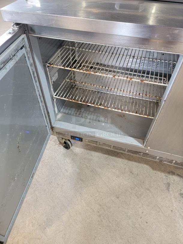 Beverage-Air SPE60HC-08: 60-inch Elite Series Refrigerated Prep Table! 60-inch, two-door refrigerated sandwich/salad prep table in excellent working and cosmetic condition. This is a robust and highly sought-after unit, perfect for restaurants, delis, cafes, or any food service operation needing efficient cold storage and prep space. Tested and working! - Image 3 of 5