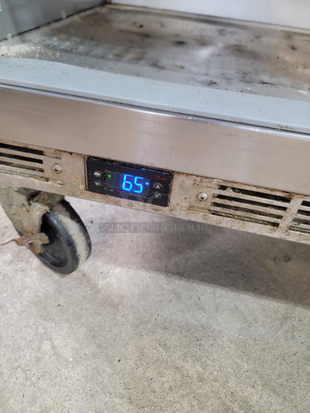 Beverage-Air SPE60HC-08: 60-inch Elite Series Refrigerated Prep Table! 60-inch, two-door refrigerated sandwich/salad prep table in excellent working and cosmetic condition. This is a robust and highly sought-after unit, perfect for restaurants, delis, cafes, or any food service operation needing efficient cold storage and prep space. Tested and working! - Image 4 of 5