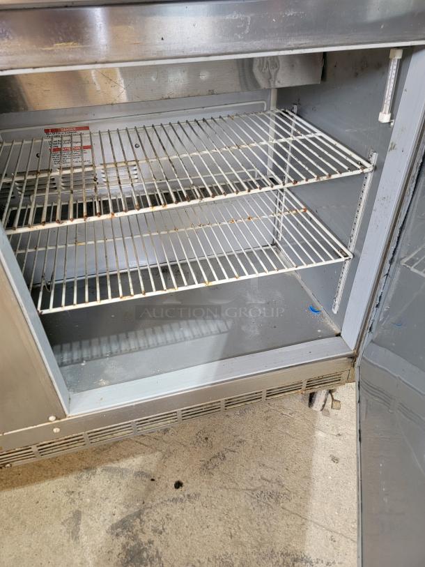 Beverage-Air SPE60HC-08: 60-inch Elite Series Refrigerated Prep Table! 60-inch, two-door refrigerated sandwich/salad prep table in excellent working and cosmetic condition. This is a robust and highly sought-after unit, perfect for restaurants, delis, cafes, or any food service operation needing efficient cold storage and prep space. Tested and working! - Image 5 of 5