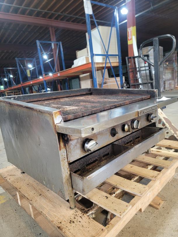 Bakers Pride 36" Countertop Gas Charbroiler - Minor Fix, Major Savings! Looking for a powerful charbroiler without the new equipment price tag? Older, but still very capable, Bakers Pride 36" gas countertop charbroiler. It's missing its control knobs. This is a common and easy fix for anyone with a little know-how - Image 3 of 4