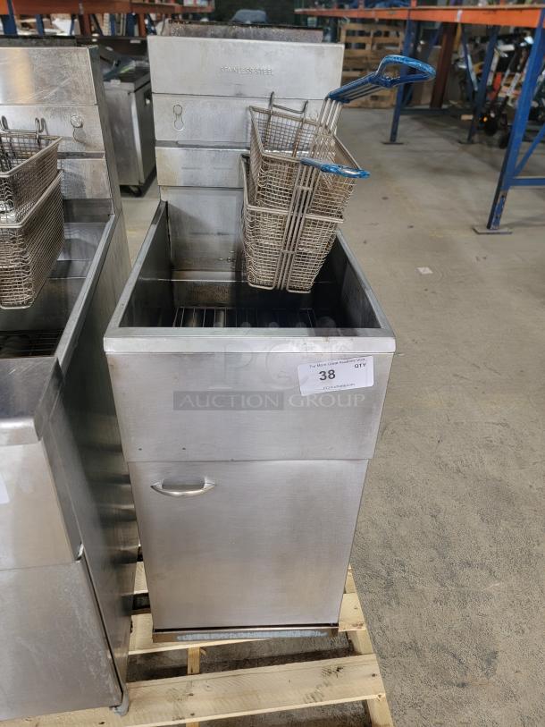 Pitco Frialator 40DSM commercial gas deep fryer in stainless steel. Includes frying baskets. Suitable for high-volume frying.