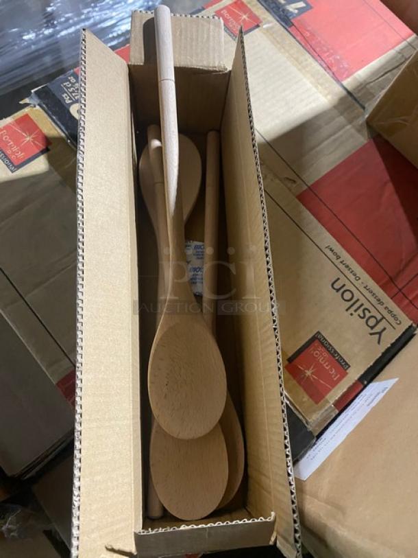 Box of wooden spoons, new, long handles, smooth finish, in cardboard packaging, ideal for kitchen use.
