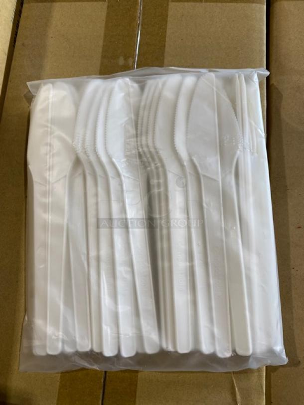 Pack of white plastic knives, sealed in clear packaging, set of 10, new condition, suitable for parties or events.