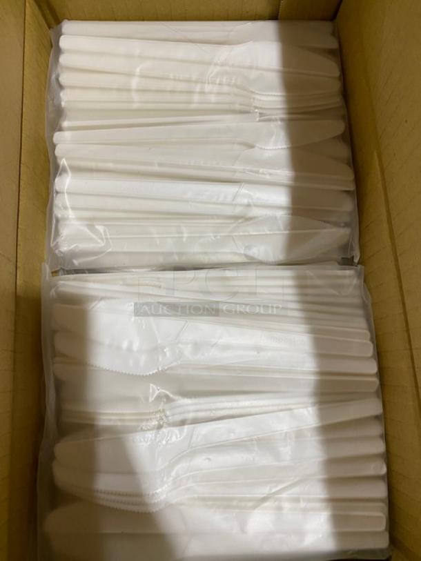 Box of compostable white plastic knives in sealed packaging, brand "MonoUso", new condition.