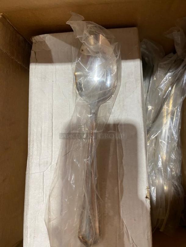 BRAND NEW! MIXED PALLET! Arcoroc Commercial Clear 10 Oz. Gotham Hi-Ball Beverage Glass! 36 Per Case! Model: J4101! With Arcoroc Triborough Collection Commercial Clear 20 Oz. Cooler Glass! 24 Per Case! Model: N0233A! With Chef & Sommelier Azali Collection Commercial Stainless Steel 4-1/2” Demitasse Spoon! Model: 7411! With Dudson By Arcoroc Evo Collection Commercial Jet Black Vitrified China Rectangular Chefs Tray! 6 Per Case! Model: 4EJ954RV! With Arcoroc Vintage Collection Commercial white Porcelain Rectangular Dish! 8 Per Case! Model: R0959! & MORE! 37X Your Bid! - Image 5 of 9