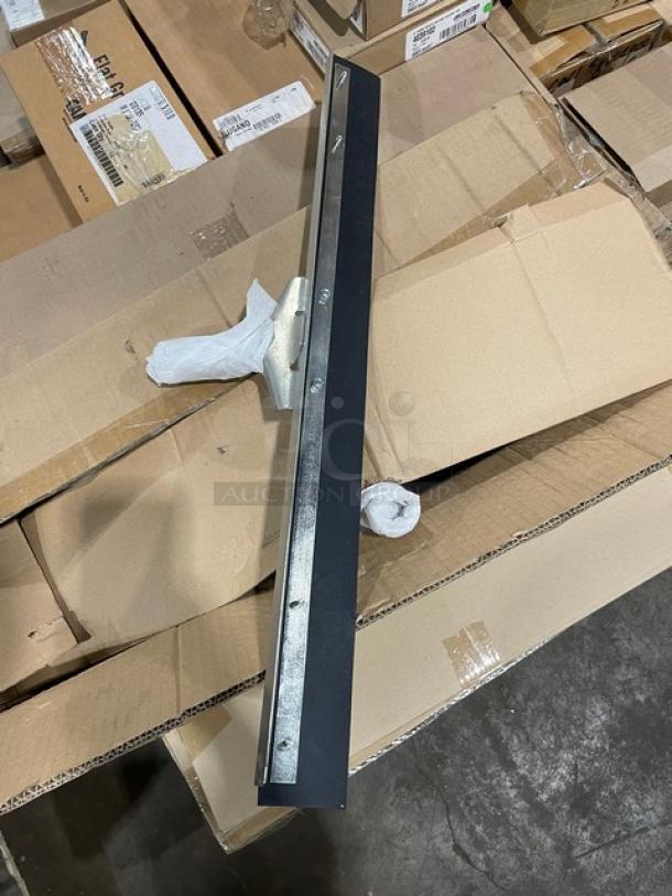 BRAND NEW! MIXED PALLET! Cambro Lugano Series Commercial Clear 9" Easy Grip Tongs! Model: TGG9135! With Carlisle Sparta Spectrum Galaxy Series Commercial White 2" Wide Pastry/Basting Brush! With Nylon Bristles! Model: 4039102! With Carlisle Commercial Melamine Heavy Duty 10"x14" Rectangular 6-Compartment Meal Tray! Model: 4398050! With Cambro CamSquares Series Commercial Translucent 18 Qt. Square Food Storage Container! Model: 18SFSPP190! With Carlisle Flo-Pac Series Commercial Black 24" Straight Blade Squeegee! Model: 361202400! & MORE! 44X Your Bid! - Image 7 of 9