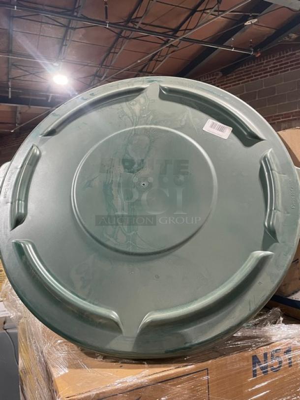 BRAND NEW! MIXED PALLET! Tork Commercial White 1/8-Fold Universal Dinner Napkin! Model: N5181A! With Flat Tech Commercial 1/4" Thread Equalizing Table Leveler! Model: FRB1003A01! With Rubbermaid BRUTE Series Commercial White 44 Gal. Round Waste Can Lid/Cover! Model: FG264560WHT! With Admiral Craft Commercial 12" Mesh Skimmer! Model: WSK-12! & MORE! 30X Your Bid! - Image 6 of 8