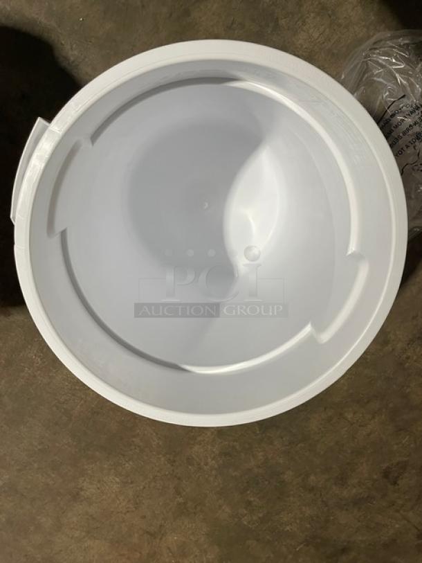 BRAND NEW! Winco Commercial White Round 10 Gal. Trash Can/Cover Combo! Model: PTC-10W/PTCL-10W! 3X Your Bid! - Image 8 of 10