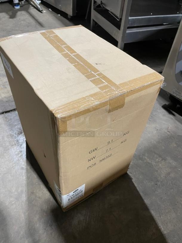 BRAND NEW! TableCraft Commercial Stainless Steel Rectangular 6 Qt. Roasting Pan! With Handles! Model: CW2032! 4X Your Bid! - Image 3 of 10