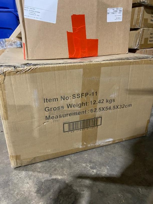 Winco SSFP-11 11" fry pan in original packaging, brand new. Box marked with item number, weight 12.42 kg, dimensions 62.5x54.5x32 cm.