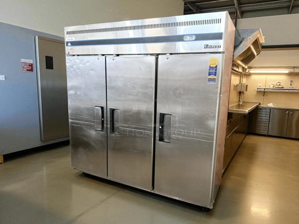 Great Condition - Everest ESR3 74 3/4" Stainless Steel 71 cu. ft Reach-In Refrigerator, 3 Solid Full Doors, Top Mount 115V 1Ph. - Tested & Working - Image 2 of 7