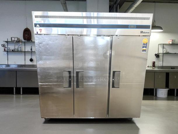 Great Condition - Everest ESR3 74 3/4" Stainless Steel 71 cu. ft Reach-In Refrigerator, 3 Solid Full Doors, Top Mount 115V 1Ph. - Tested & Working - Image 3 of 7