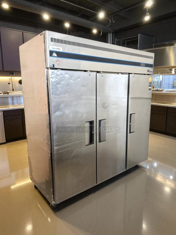 Great Condition - Everest ESR3 74 3/4" Stainless Steel 71 cu. ft Reach-In Refrigerator, 3 Solid Full Doors, Top Mount 115V 1Ph. - Tested & Working - Image 4 of 7