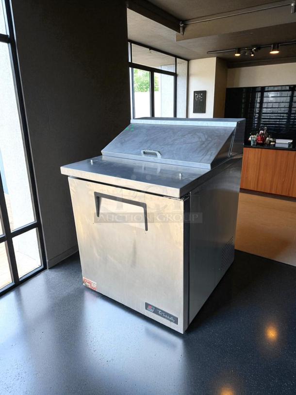 Great Condition - True TSSU-27-08 Solid 1 Door Sandwich / Salad Refrigerated Prep Table, Stainless Steel 115V.- Tested & Working - Image 4 of 7