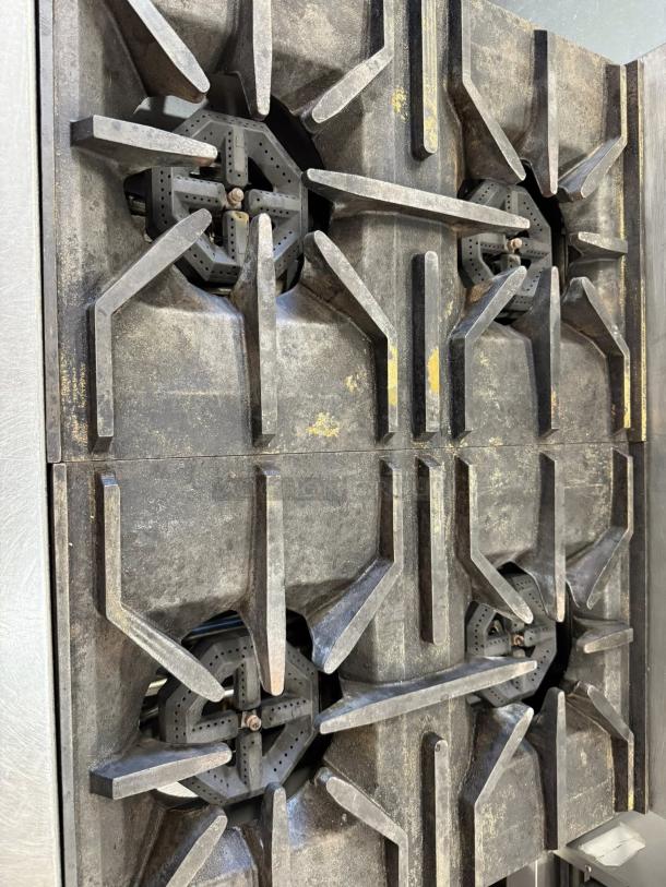 Great Condition - Garland M44R Master Series Natural Gas 4 Burner 34" Range with Standard Oven - 180,000 BTU- Tested & Working - Image 5 of 6