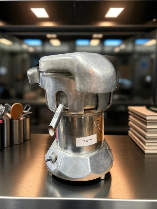 Great Condition - RUBY 2000 Commercial Juice Extractor - Tested & Working - Image 3 of 6