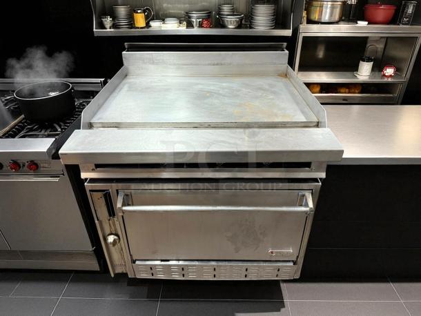 Work horse! - Jade Range JTRH-36G-36 Titan™ Heavy Duty Range Gas 36" Griddle with Oven Below - Tested & Working - Image 3 of 6