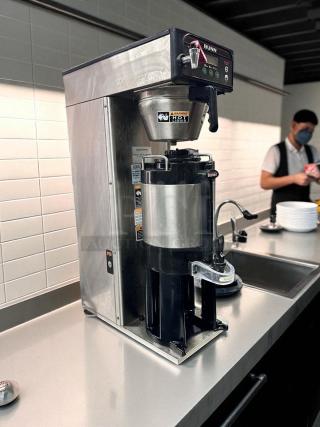 Awesome Condition – BUNN Infusion Series Digital Coffee Brewer – Dual Voltage – Fully Tested & Working! - Item #1193505