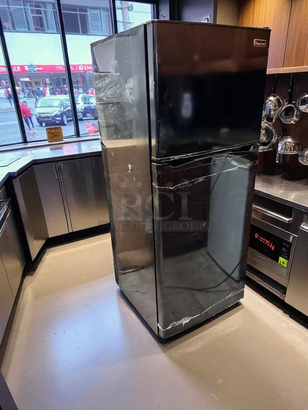 Excellent Condition – Magic Chef HVDR1040B – 2-Door Refrigerator Freezer – 10.1 cu. ft. – 115V – Fully Tested & Working! - Image 3 of 8