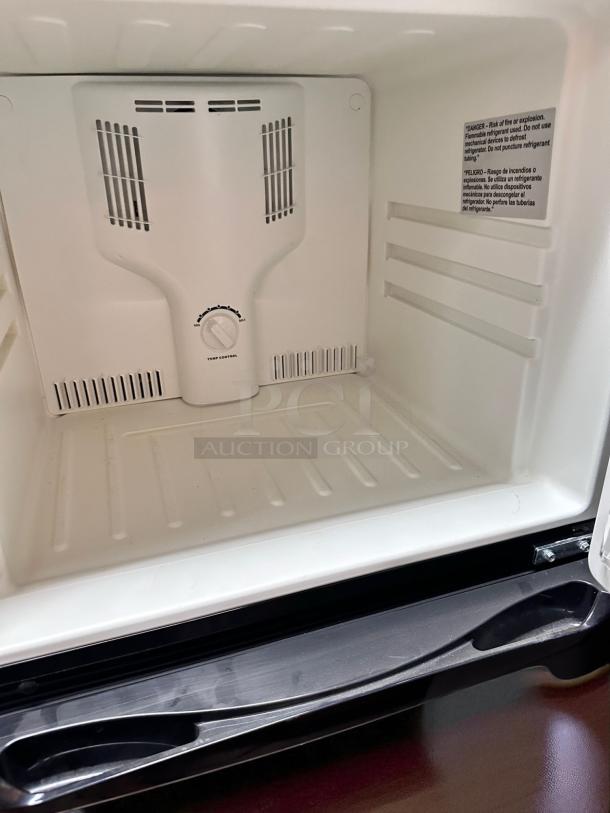 Excellent Condition – Magic Chef HVDR1040B – 2-Door Refrigerator Freezer – 10.1 cu. ft. – 115V – Fully Tested & Working! - Image 6 of 8