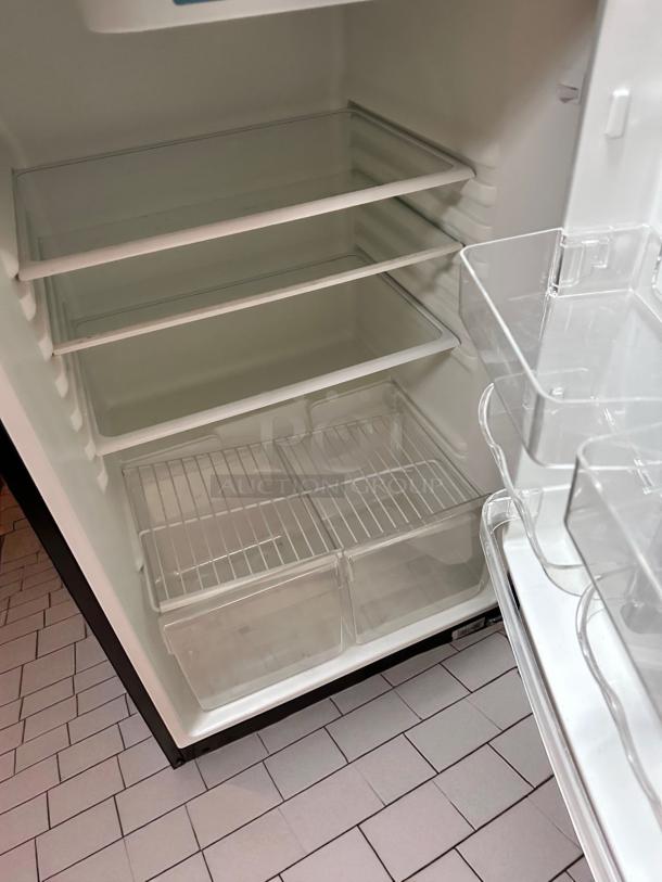 Excellent Condition – Magic Chef HVDR1040B – 2-Door Refrigerator Freezer – 10.1 cu. ft. – 115V – Fully Tested & Working! - Image 7 of 8