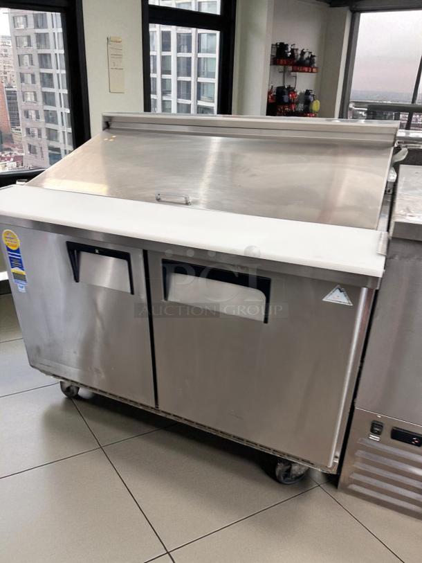 Outstanding Condition – Everest EPBR2 – Two Door – Sandwich/Salad Prep Table Refrigerator – 115V – Fully Tested & Working! - Image 3 of 10