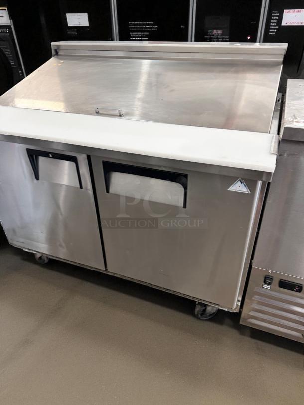 Outstanding Condition – Everest EPBR2 – Two Door – Sandwich/Salad Prep Table Refrigerator – 115V – Fully Tested & Working! - Image 4 of 10