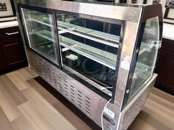 Excellent Condition – Curved Glass Refrigerated Display Case – 3-Tier Shelves – 115V – Fully Tested & Working! - Image 5 of 9