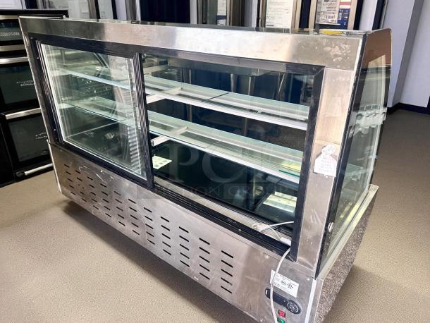 Excellent Condition – Curved Glass Refrigerated Display Case – 3-Tier Shelves – 115V – Fully Tested & Working! - Image 7 of 9