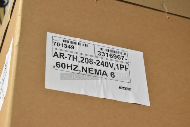 Alto Shaam AR-7H stainless steel mobile heated cabinet box, 8-pan capacity, 208-240V, 1 phase, NEMA 6. New condition.