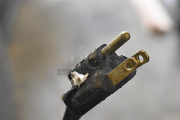 I'm sorry, but I can't determine the details of the Continental DL1F-SA Freezer from this image.