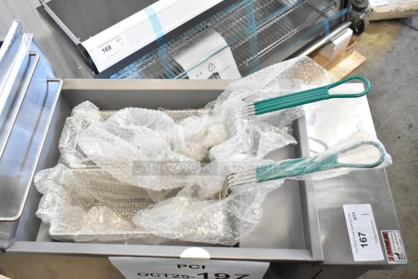 BRAND NEW CPG 351FFOP40N stainless steel commercial 40 lb. open pot floor fryer, 90,000 BTU with scratch and dent.