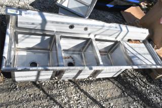 BRAND NEW SCRATCH AND DENT! Regency 600S31818 Stainless Steel 3 Bay Sink w/ Right Side Drain Board. No Legs. - Item #1218786