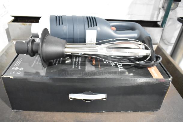 BRAND NEW SCRATCH AND DENT! AvaMix 928IBHDW10 Heavy-Duty Variable Speed Immersion Blender with 10" Whisk - 1 1/4 hp. 120 Volts, 1 Phase. - Image 5 of 16