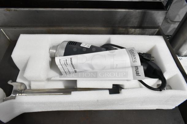 BRAND NEW SCRATCH AND DENT! AvaMix 928IBH21 21" Heavy-Duty Variable Speed Immersion Blender . 120 Volts, 1 Phase. - Image 4 of 13