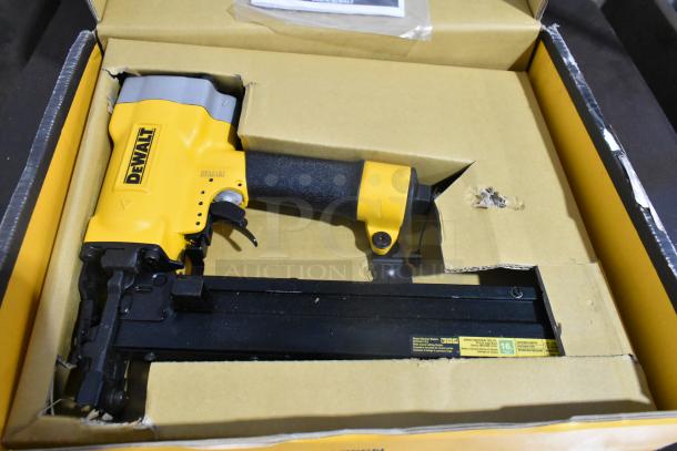 BRAND NEW SCRATCH AND DENT! DeWalt DW45182 Wide Crown Lathing Stapler. - Image 4 of 9