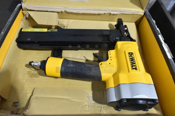 BRAND NEW SCRATCH AND DENT! DeWalt DW451S2 Wide Crown Lathing Stapler. - Image 4 of 11