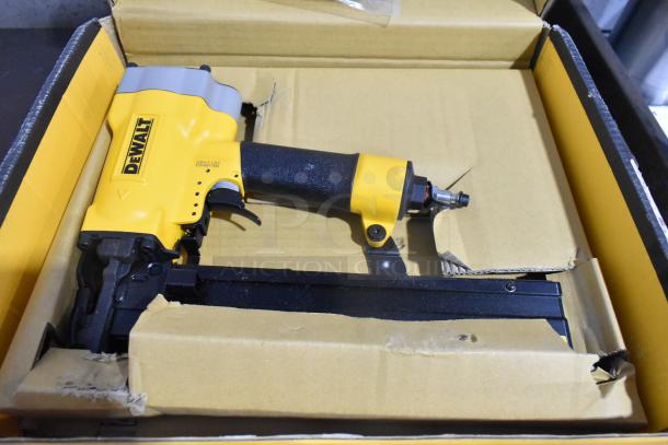BRAND NEW SCRATCH AND DENT! DeWalt DW451S2 Wide Crown Lathing Stapler. - Image 4 of 5
