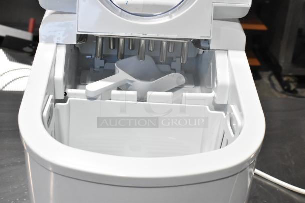 Deco Chef DCIMWHT Countertop Ice Maker. 115 Volts, 1 Phase. - Image 5 of 8