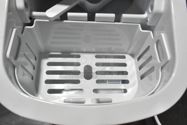 Deco Chef DCIMWHT Countertop Ice Maker. 115 Volts, 1 Phase. - Image 6 of 8