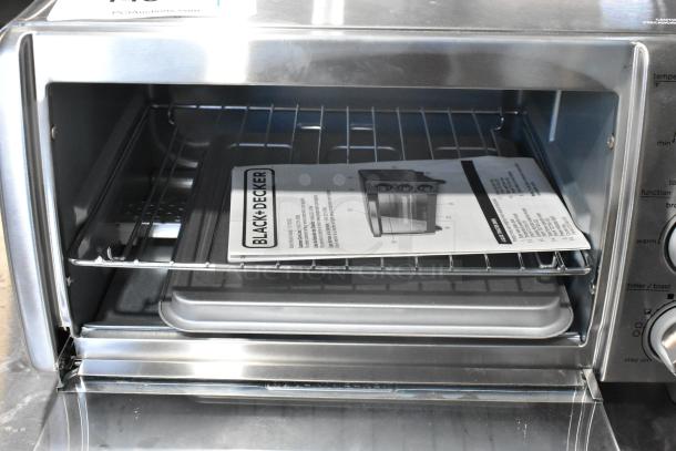 Black & Decker TO1745SSG Countertop Toaster Oven. 120 Volts, 1 Phase. - Image 5 of 7