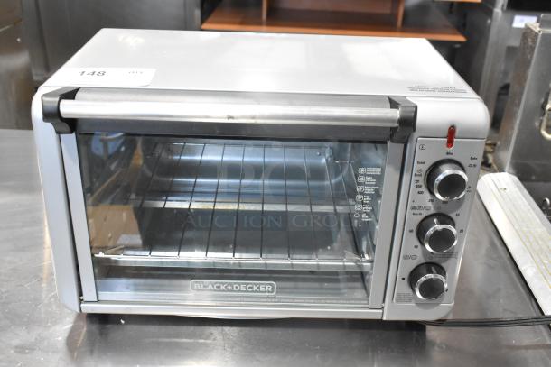 Black & Decker TO3000G Countertop Toaster Oven. 120 Volts, 1 Phase. - Image 1 of 7