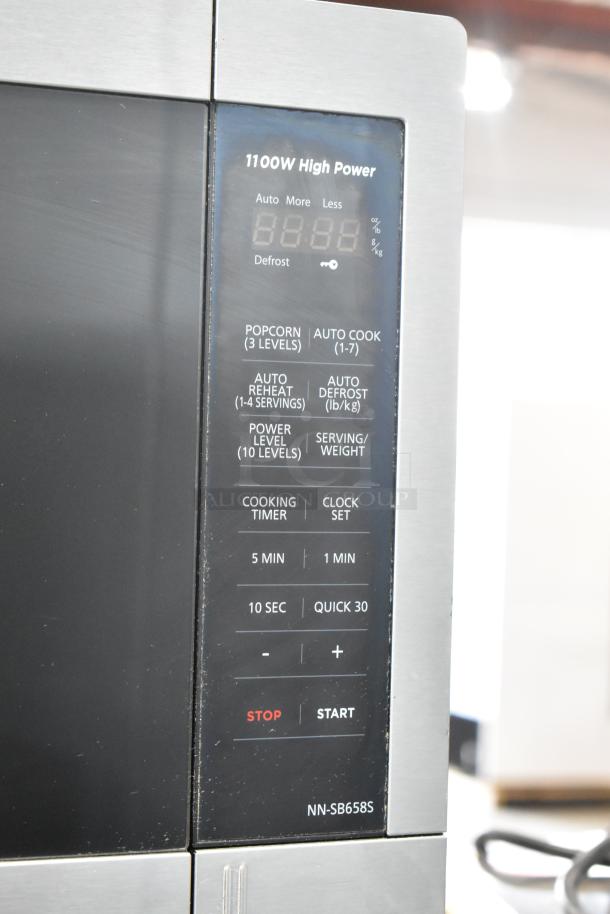 Panasonic Metal Countertop Microwave Oven w/ Plate. - Image 4 of 9