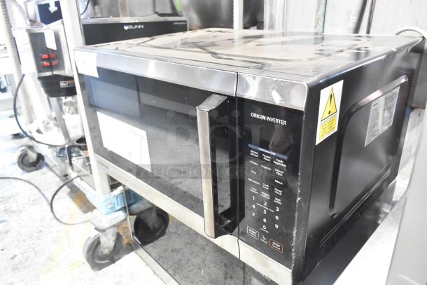 Toshiba  Metal Countertop Microwave Oven w/ Plate. 120 Volts, 1 Phase. - Image 3 of 8