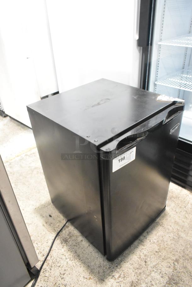 Magic Chef HMAR265BE Mini Cooler. 115 Volts, 1 Phase. - Image 2 of 8
