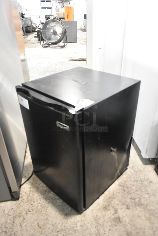 Magic Chef HMAR265BE Mini Cooler. 115 Volts, 1 Phase. - Image 3 of 8