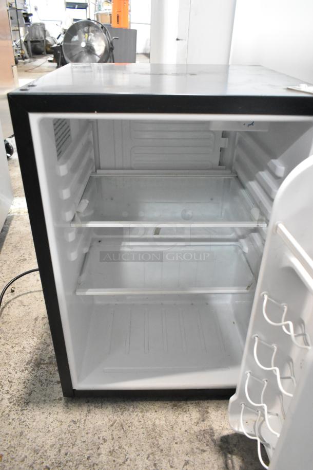 Magic Chef HMAR265BE Mini Cooler. 115 Volts, 1 Phase. - Image 5 of 8