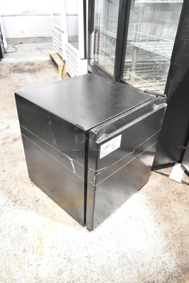 2021 Hisense WMS017M6XBE Mini Cooler. 115 Volts, 1 Phase. - Image 2 of 7