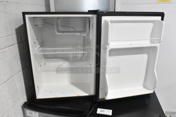 Haier HC27SF10RB Mini Cooler. 115 Volts, 1 Phase. - Image 3 of 5