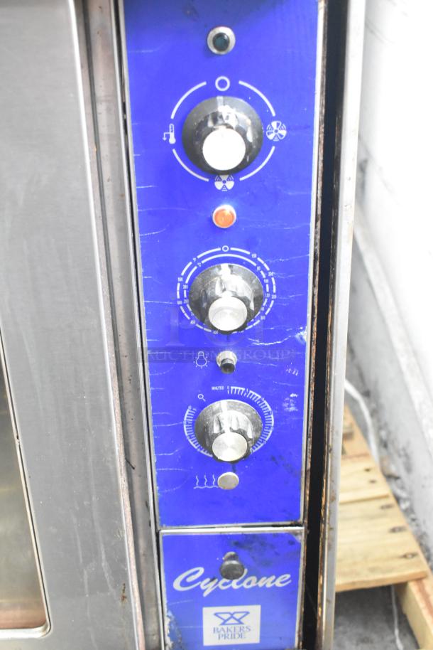 Bakers Pride Cyclone Stainless Steel Commercial Natural Gas Powered Full Size Convection Oven w/ View Through Doors, Metal Oven Racks, Thermostatic Controls and Commercial Casters. - Image 3 of 6